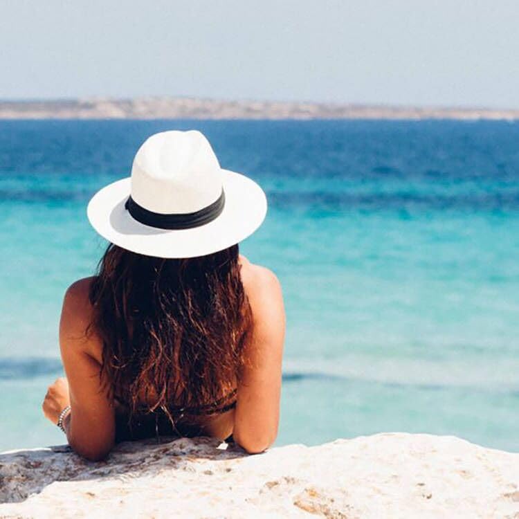 DRESHOW Women Straw Panama Hat Travel Fedora Beach Sun Hat Summer Wide Brim Straw Roll up Hats UPF 50+ - color: Fedora White