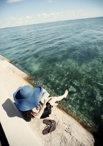 Wide Brim Roll-up Big Beautiful Solid Color Floppy Hat - color: Blue